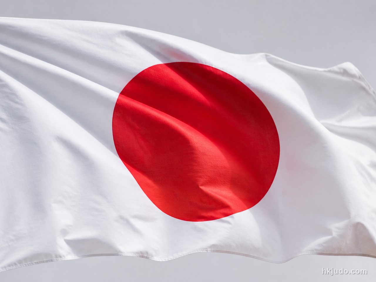 日本國旗在天空中飄揚