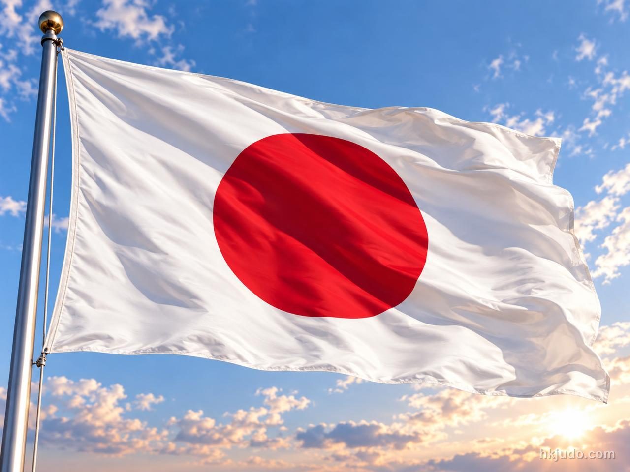 日本國旗在藍天白雲下隨風飄揚