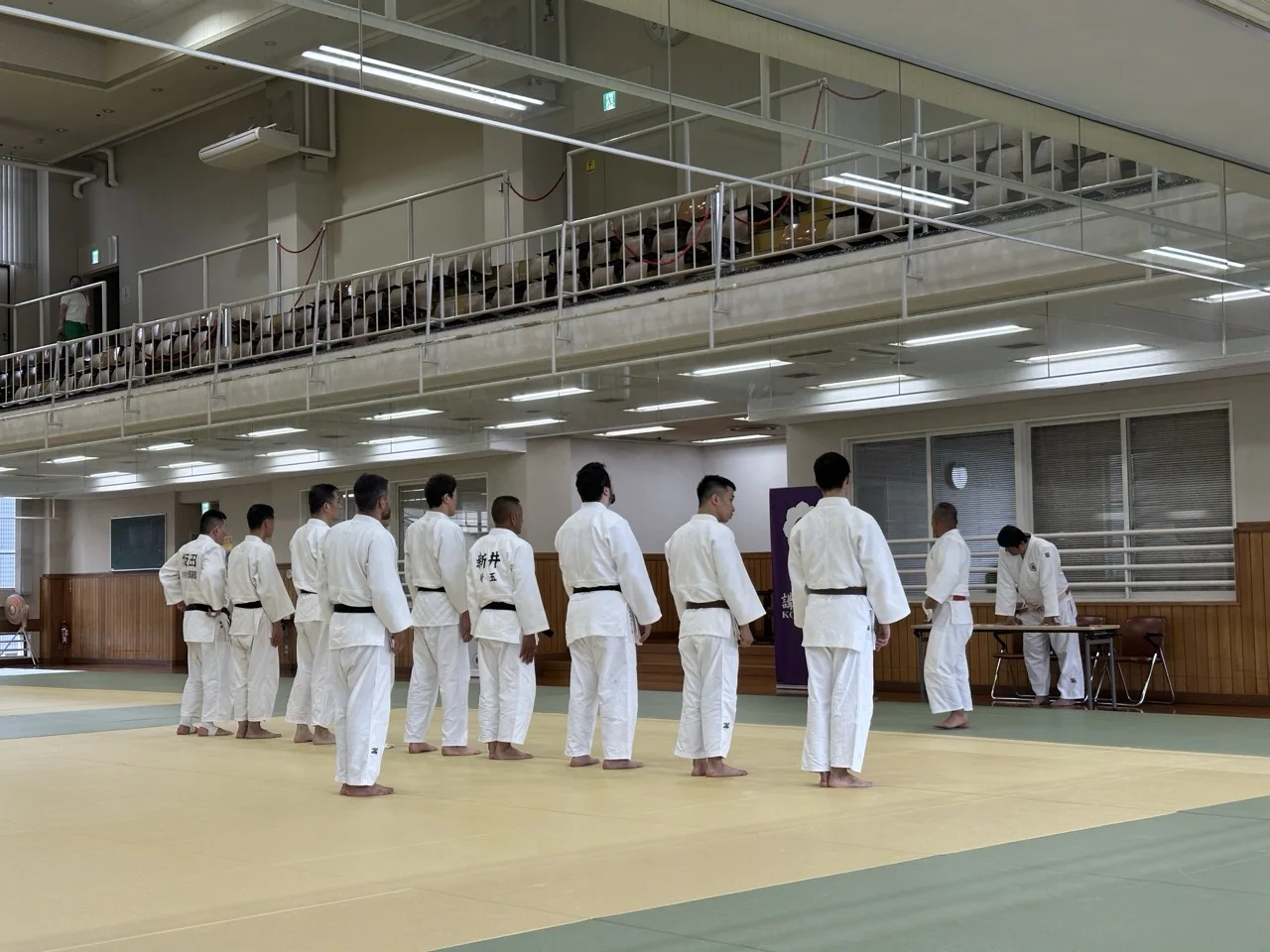 講道館道場內柔道家列隊參與活動