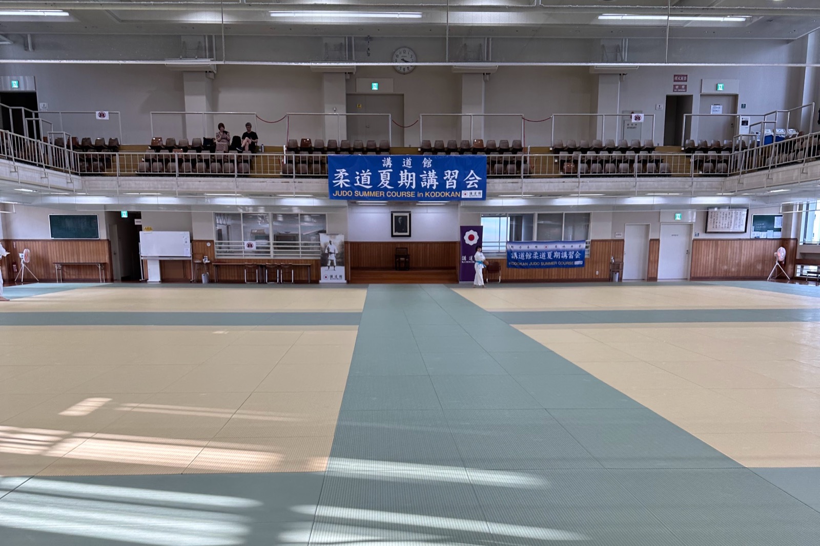 東京講道館道場為暑中稽古清晨練習作好準備。