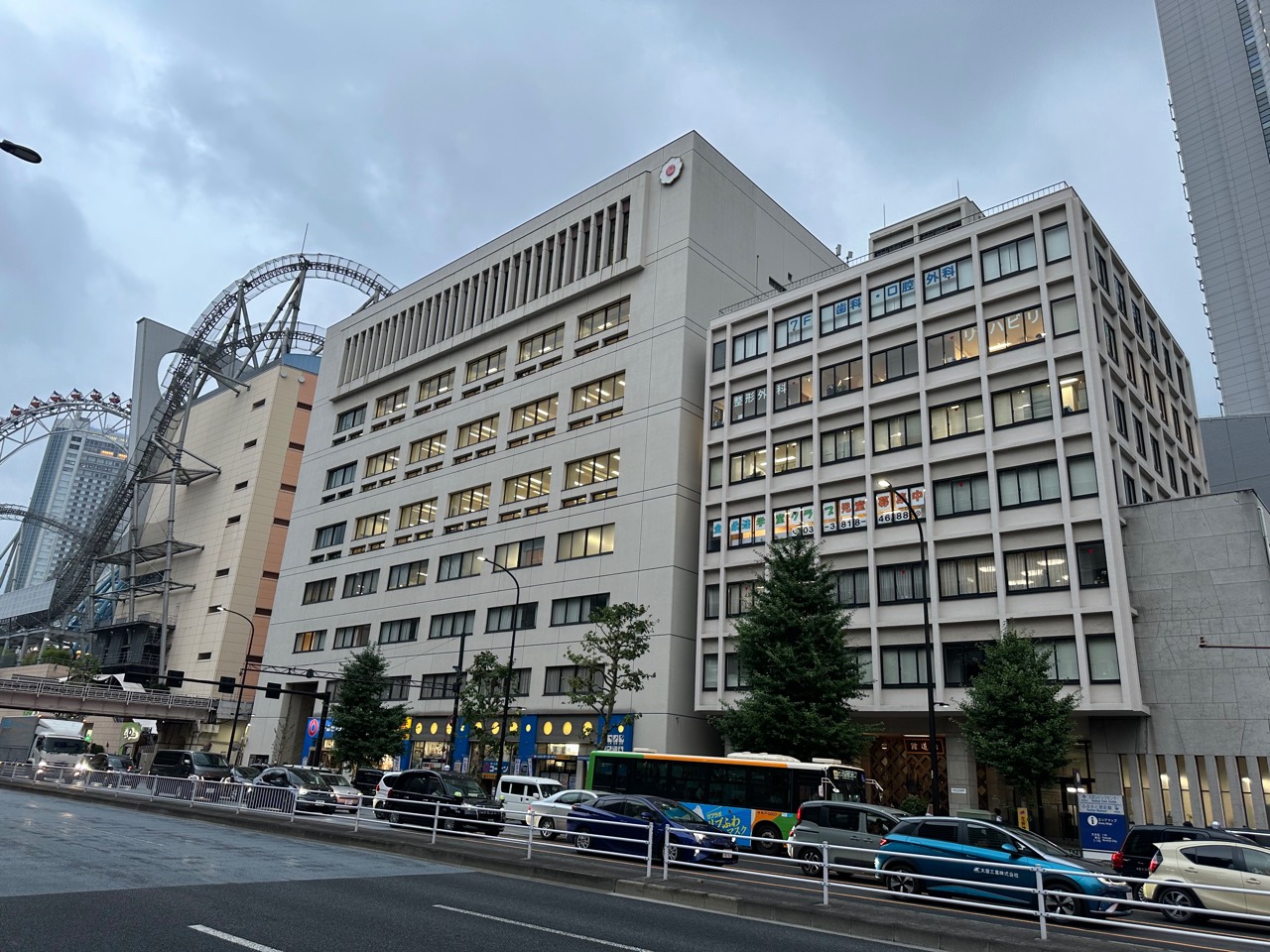 東京講道館柔道研究所現代建築群的街道外觀。