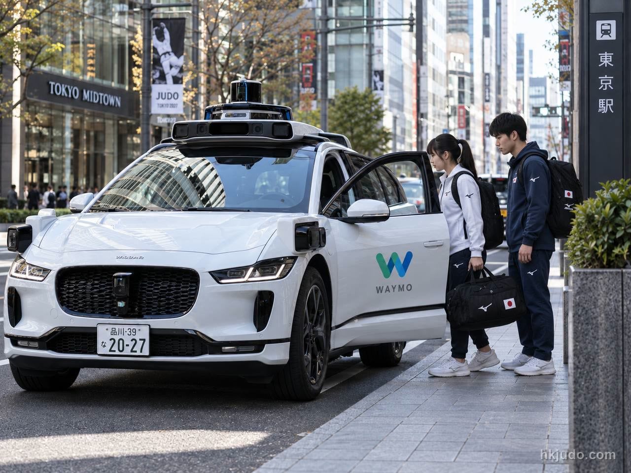 Waymo 自動駕駛車輛在東京站外